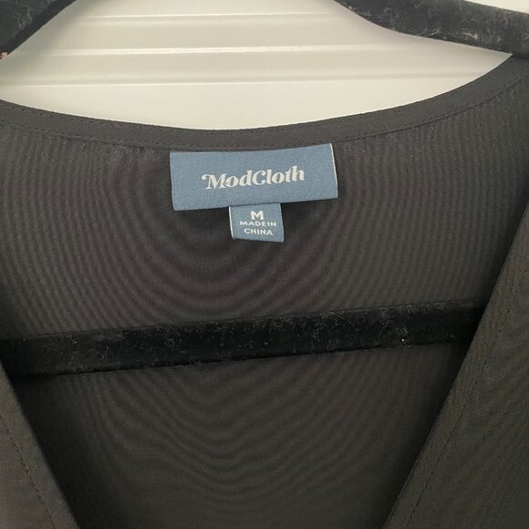 ModCloth Flutter & Flatter Wrap Top – Black Floral, Women’s Size M - Picture 2 of 8